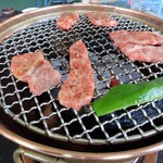 れんが屋 - カルビを焼いています。