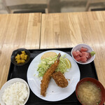 小田保 魚河岸店 - エビフライ・カニクリームコロッケ定食１４５０円、まぐろぶつ５５０円。海老フライも立派なサイズです。まぐろぶつは、今回も良かったです（╹◡╹）