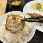 小田保 魚河岸店 - エビフライ・カニクリームコロッケ定食１４５０円。カニクリームコロッケ。蟹がギッシリ入ったコロッケは、蟹の旨味を堪能できます♩