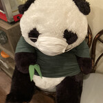 北海道イタリアン居酒屋 エゾバルバンバン - 何故か近くの席にすわっていた、マスクが小さい可愛いパンダさん。