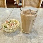 アーユルヴェーダ - アイスチャイとランチサラダ