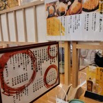 Tonkatsu Maruya - 接客や店内の雰囲気は悪くありません。客層は会社員の男性が多いです