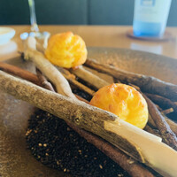 メゾン ケイ - ①【アミューズブーシュ】
                    仏産24ケ月熟成コンテチーズを練り込んだグジェール（シュー皮）