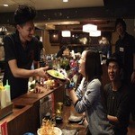 てっぺん 渋谷 男道場 - 料理提供時　＊目の前で作った料理にお客様の目もキラキラしちゃいます。いつもよりも美女率200%アップです＊