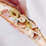 たま木亭 - ベーコンとオリーブのパン