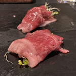 博多豚骨明太子もつ鍋と牛タン 黒澤 - 霜降り黒毛和牛の炙り刺し