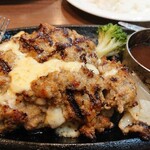 スエヒロ館 - とろーりチーズINハンバーグ。チーズ入れすぎか？もはやハンバーグになりきれないけど、美味しいから許す。