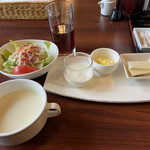 北海道ホテル - ホテルメイドのコーンポタージュスープ
                                北海道産新鮮野菜のサラダ
                                十勝鹿追町産ヨーグルト（で～で～ぽっぽ）
                                ちょこちょこっと3種盛り（十勝産チーズ・十勝産豆のピクルス・フルーツ）