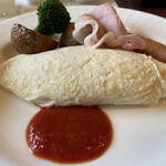 北海道ホテル - 十勝音更町産 竹内養鶏場の白い卵「米艶」使用の卵料理（オムレツ ）　　帯広八千代牧場製造ミートと野菜料理