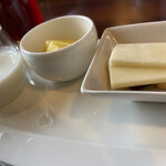 北海道ホテル - 十勝鹿追町産ヨーグルト（で～で～ぽっぽ）
      ちょこちょこっと3種盛り（十勝産チーズ・十勝産豆のピクルス・フルーツ）