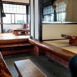 忠太郎茶屋 - 小上がり、テーブル席と店内はそこそこ広めです。