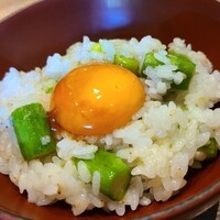 AKAI - ⑧グリーンアスパラ(広島県三次産、おかもと農園)炒めご飯、漬け卵(広島県安芸高田産、向原農園、12時間漬け)掛けご飯
                炒められアスパラの甘みが増し軽めの塩とのバランスも良い
                漬け卵黄の濃厚なコクも◯