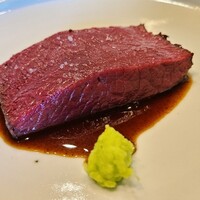 AKAI - ⑦炭火焼き藁燻し蝦夷鹿(ロース、北海道産)のステーキ
                前回と同じく肉の火入れは良い
                鉄を感じるが臭みは無く、軟らかく蝦夷鹿の旨みがしっかり感じられます