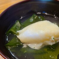 AKAI - ④虎魚、若芽、利尻昆布の出汁のお椀
                  一口で利尻昆布と分かる透明感がありながらも輪郭がはっきりしたキレのある味わい
                  聞かなかったが血合い抜きの鮪節との組み合わせと推測