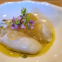 AKAI - ②生牡蠣(広島県江田島産、かなわ)、土佐酢ジュレ&オリーブオイル(安芸の島の実エクストラバージンオリーブオイル)掛けて
                夏でも出荷可能な｢かなわ｣さんの生牡蠣、ミルキーでコクがあり、流石な一品