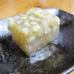 そば善 - 「そばの実」を１番ﾀﾞｼで、ｾﾞﾘｰ寄せに・・・（ｻｰﾋﾞｽ品）