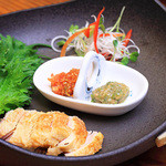 比内トリッコ本家 - ネギキムチソースとししとうみその比内地鶏炭火焼き