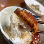 丸和 味揚店 - にんにく醤油に漬け込んでからの
      オンザライス