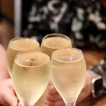 餃子とスパークリング バブルス - こぼれスパークリングで乾杯♪