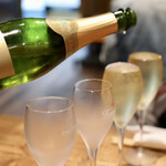 餃子とスパークリング バブルス - こぼれスパークリング