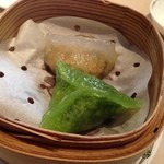 中国飯店 富麗華 - 蒸し点心（春菊、豚肉と筍）
