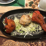 Tandoor - 写真ではわからない鉄板ジュージューいってンだわ。