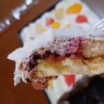 PATISSERIE 菓音 - 自分の購入したのりべんのクリームの下はスポンジケーキやラズベリー