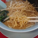 ラーメン山岡家  秋田寺内店 - 麺はやや太め。スープが濃いめなんでちょうどいい。