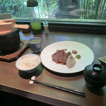 飛騨牛グリルばくろ - ◆ ばくろ最とびステーキランチセット　飛騨牛赤身（100g）　¥2,640
      （前菜ガーデンサラダ／最とびステーキ／土鍋炊きご飯／漬物／味噌汁）