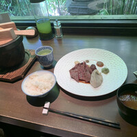 飛騨牛グリルばくろ - ◆ ばくろ最とびステーキランチセット　飛騨牛赤身（100g）　¥2,640
                      （前菜ガーデンサラダ／最とびステーキ／土鍋炊きご飯／漬物／味噌汁）