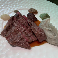 飛騨牛グリルばくろ - ◆ ばくろ最とびステーキランチセット　飛騨牛赤身（100g）　¥2,640
                    （前菜ガーデンサラダ／最とびステーキ／土鍋炊きご飯／漬物／味噌汁）