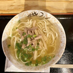 みやら製麺 - 俯瞰
      刻み豚ニクと刻みさつま揚げ、青葱のみのシンプルな装い
