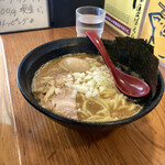 炊き出し豚骨ラーメン 脇や - オットの醤油豚骨。トッピングは味玉。麺は中太です。これに細麺を合わせるのは邪道かな？邪道ですね(´∀｀)。でもコチラのスープも美味しくていつも迷うんだよなー。