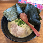 炊き出し豚骨ラーメン 脇や - スープは濃い！だけどそれをトッピングサービス券で倍増した海苔で巻いて食べるのが美味しい‼チャーシューも適度な柔らかさ。︎