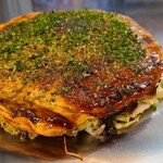 Kyabetsu Batake - 肉玉そば(税込980円)
                        ・蒸し細麺
                        ・特製お好みソース
                        ・焼き方:軽くヘラで押さえる
                        ・焼き上がりの形:丸く綺麗な焼き上がり
                        ・鉄板で食べるのがスタンダード