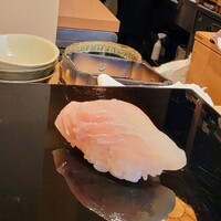 登喜和鮨 新発田本店 - ひらめ、しめて1週間、昆布出汁塩水漬け、新潟のひらめは今が旬とか