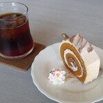 喫茶TAKAO - ケーキセット（黒蜜きなこのロールケーキ＆アイスティー）