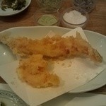 天ぷら新宿つな八 - 天ぷら御膳の２皿目、穴子＆かき揚げの食べかけ