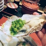 茜屋 すしぎん - 冬場のものですけど、澄んだ味わいです。
      食感もいいし、薬味とのバランスもいい感じです。