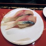 茜屋 すしぎん - 愛媛産　一本釣り岬サバ
      脂がすっきりしていて、くどさがありません。生鯖のままいただけて、
      深い味わいです。身がバラけないような包丁の入れ方。