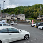 えびす丸 - 店舗前の駐車場。10台くらい停められる。