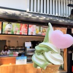 鹿屋 - ソフトクリーム・バニラ＆抹茶。350円