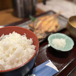 菊松食堂 - お米は飛騨高山の米農家さんより直送したコシヒカリだそう。艶々で美味しいご飯です♡
お味噌汁は普通に美味しい。
