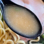 どんとこい家 - 最下層にカエシが効いたスープがあり、其の上に豚骨の油が薄く膜を張り、更に表面には水玉模様状に分離した鶏油が煌めく3層のスープ