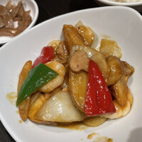 廣東料理 民生 ヒルトンプラザウエスト店 - 海老とポテトのカレーソース炒め