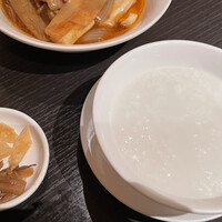 廣東料理 民生 ヒルトンプラザウエスト店 - お粥は、薬味が付きます