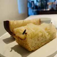 クッチーナ イタリアーナ ガッルーラ - ② 酒粕のパン、玉葱のフォカッチャ