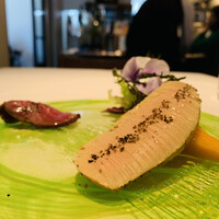 クッチーナ イタリアーナ ガッルーラ - ③ 燻製フォアグラ、トチノキ蜂蜜掛け、マンゴーとマグレ鴨ムネ肉のロースト添え