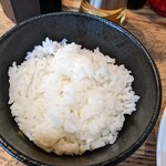 麺屋真星 - ライス。150円なり
            特に記述はないが、食べれば分かるよ
            山形の「はえぬき」だね