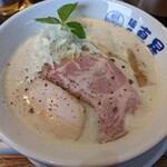 麺屋真星 - 鶏白湯の醤油。930円なり
            表面が泡立てられてるから色が薄く
            塩と間違えられた？と思た
            低温調理チャーシュー(ﾟдﾟ)ｳﾏｰ
            大きいけど薄め…もう少し厚くても良いかも